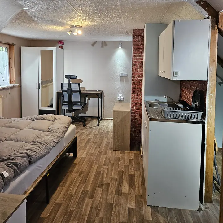 Furnished student room in Ilmenau with bed, desk, wardrobe and kitchenette