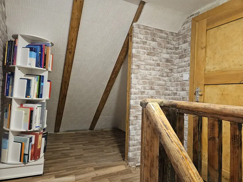 Attic-floor landing with bookshelf