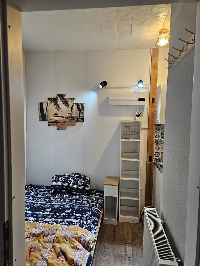 Sleeping nook with shelf